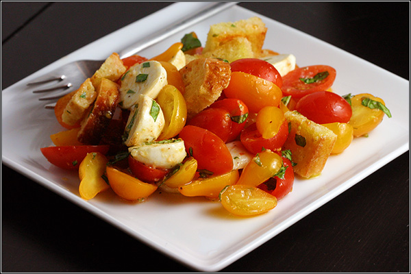 Tomato, mozzarella and crouton salad with basil